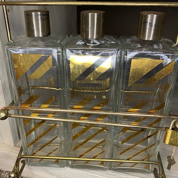 Vintage Decanter with Caddy, three bottle tantalus w Scotch, Bourbon Gin Labels - Picture 9 of 15